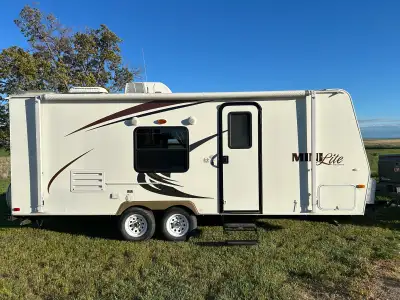 Light weight travel trailer with all the amenities. - Full size fridge with separate freezer -Small...
