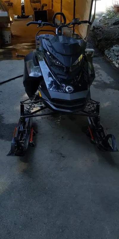Selling my very clean 2022 skidoo summit edge 154 with only 1023 kms. It has the shot start and 3" l...