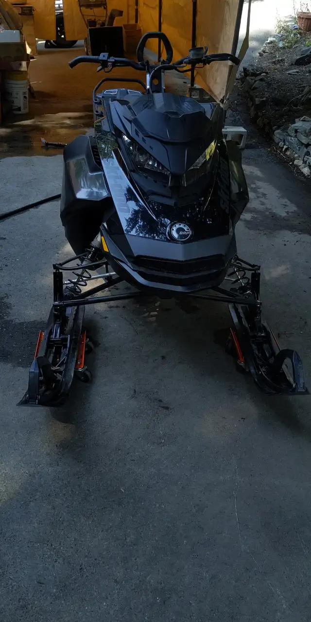 2022 Skidoo Summit Edge 154 850 E TEC 1023kms in Snowmobiles in Kamloops - Image 2