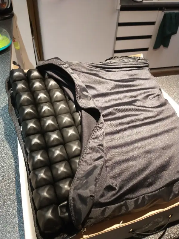 Roho high profile wheelchair cushion 18.5" x 18.5" in Health & Special Needs in Oakville / Halton Region - Image 4