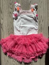Baby girl outfit size 3-6 months