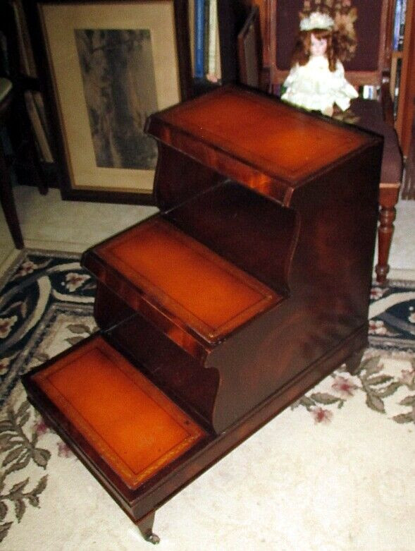 Library Steps or Bed Steps, Mahogany Antique NEW PRICE in Home Décor & Accents in Kingston - Image 4