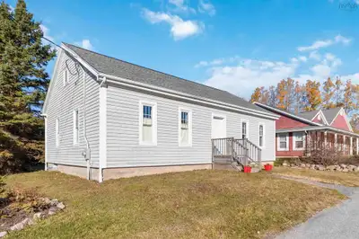 Coastal Comfort  – Bright, Renovated 2-Bedroom House