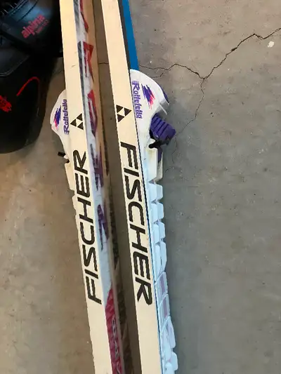 Paire de skis de fond Fischer 185cm avec bottes taille 8.5 Femme, parfait pour débuter sans se ruine...