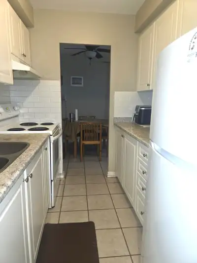 The unit is a charming and well-maintained 1-bedroom, 1-bathroom apartment, with a balcony in Allist...