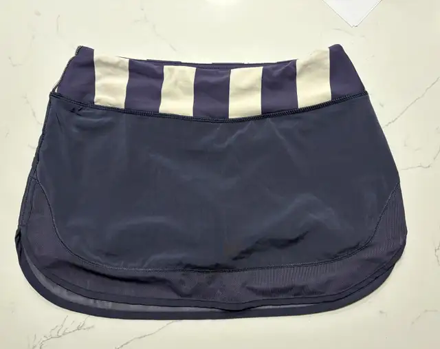 lululemon size 4 skirt  in Women's - Bottoms in Oakville / Halton Region - Image 2