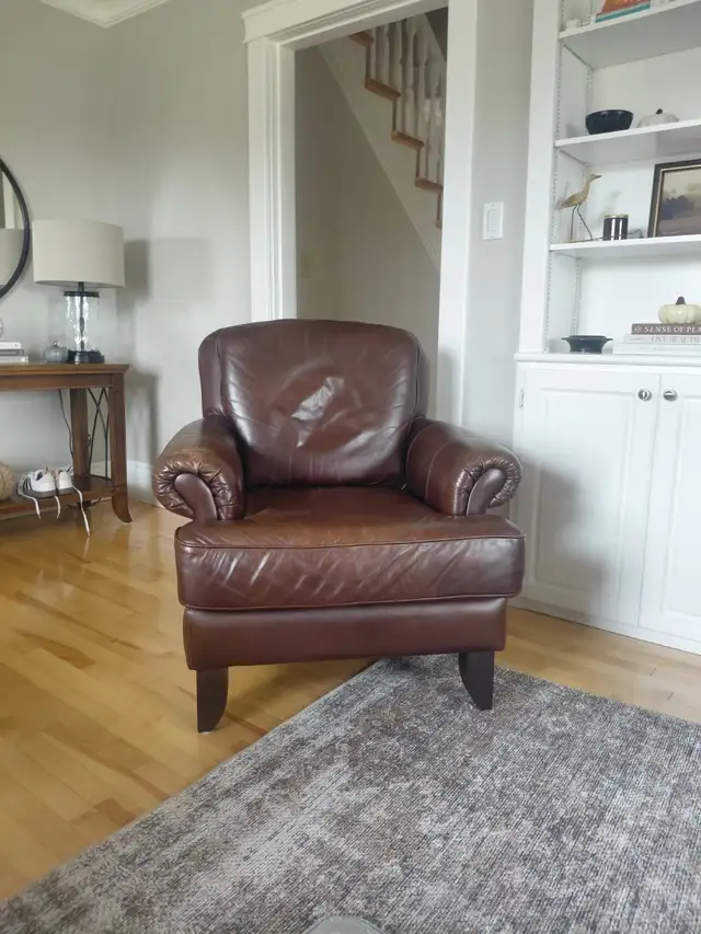 Leather chair in Chairs & Recliners in Charlottetown - Image 2