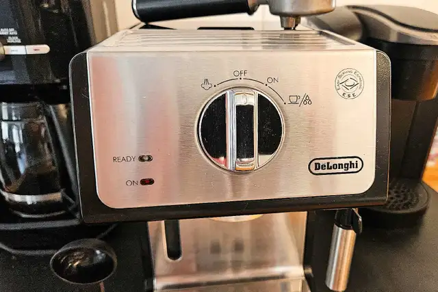 DeLonghi Espresso Machine in Coffee Makers in Muskoka - Image 3