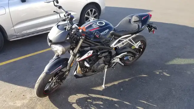 2019 Triumph Street Triple 765cc RS (VERY low mileage) in Sport Bikes in Mississauga / Peel Region - Image 4