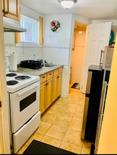 Available from SEPTEMBER Excellent Downtown West location - steps to Bloor st / AND Lansdowne Subway...