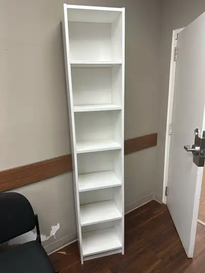 This Billy bookcase is perfect for adding storage to any room. The simple design and white finish wi...