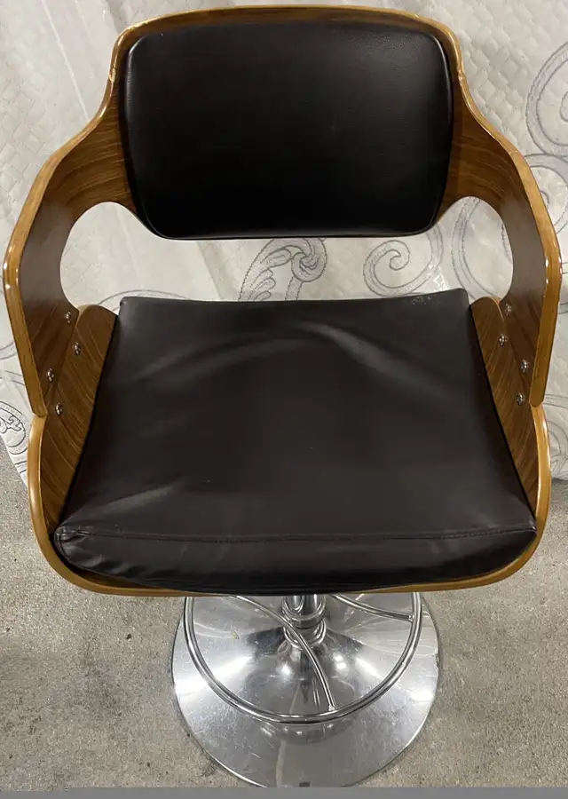 Adjustable Swivel Bar Stool in Chairs & Recliners in Mississauga / Peel Region - Image 4
