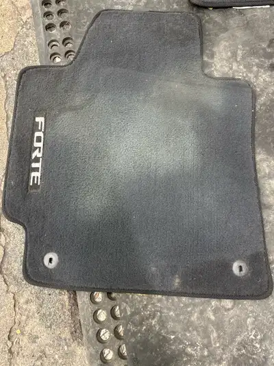J'offre un ensemble de tapis d'auto Kia Forte d'occasion, parfaits pour protéger l'intérieur de votr...
