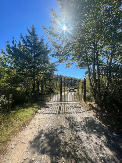 Private land for sale. No neighbours Share the entrance with gates or build your own. Pid and taxes...