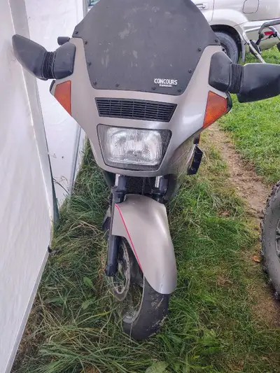 Fonctionne bien bonne batterie mais doit passer inspection. Guidon surélevé et siège Corbin. Viens a...