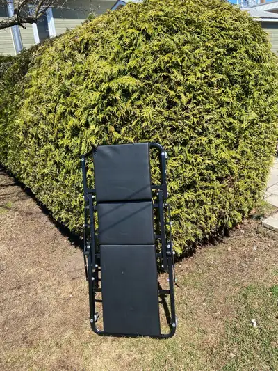 Lit de mécanicien qui se transforme en banc sur roulettes. A l’état de neuf !! N’a servi qu’une fois...