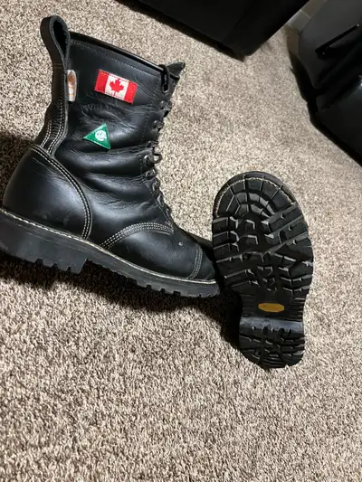 Mens Canada west 34379 8” steel toe fire retardant welders work boots. Freshly conditioned Vibram lu...