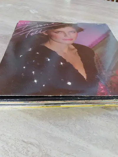 Lot de onze disques vinyles 33 tours en état d'usage, comprenant divers artistes classiques et popul...