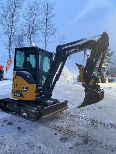 Excavatrice John Deere 26G Année 2022 avec seulement 850 heures Cabine fermé, 2 Buckets et Pouce Hyd...