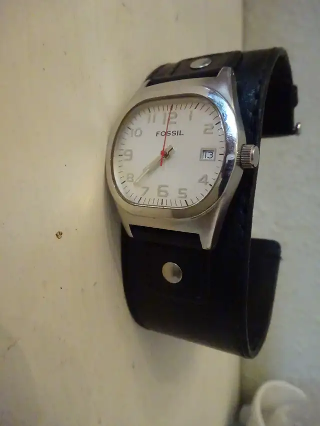 montre Fossil pour homme avec bracelet large en cuir noir in Jewellery & Watches in City of Montréal - Image 4