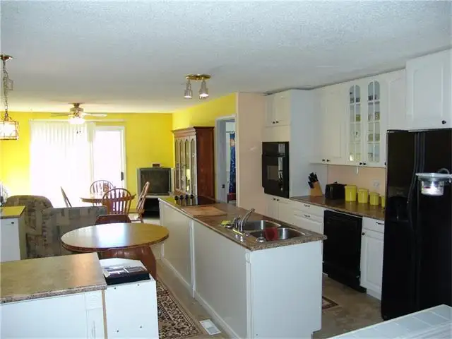 Marlbourough main floor 3 bedrm renovated,garage,$1630/m  60%ut