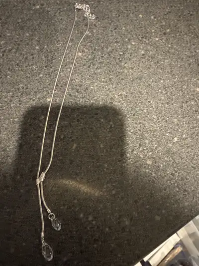 This is a used Pandora necklace with a beautiful, delicate design, perfect for adding a touch of ele...