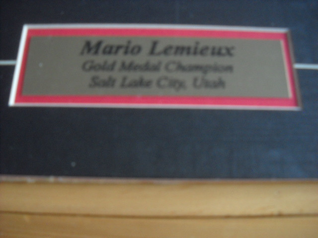 Photo Mario Lemieux médaille d'or Salt Lake City 12.5'' x 16'' dans Art et objets de collection  à Saguenay - Image 3