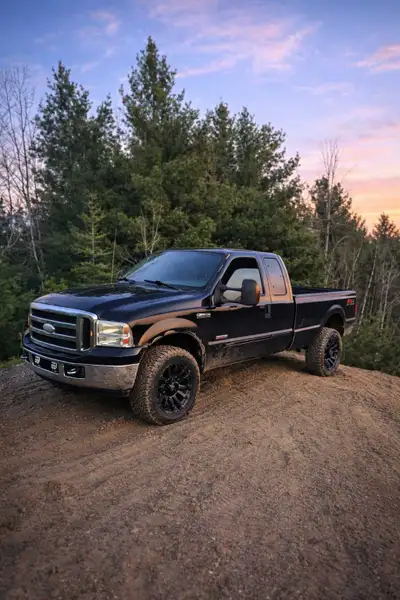 Je vends mon Ford F250 Super Duty 6.0L Powerstroke diesel, un camion robuste et fiable, parfait pour...