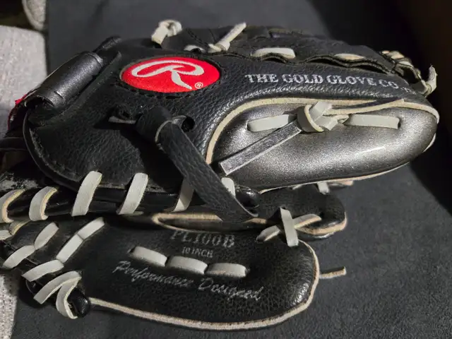 Rawlings 10" Baseball Glove in Baseball & Softball in City of Toronto - Image 8