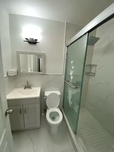 Clean & spacious private room for rent. 2 people can in the room Intersection Driftwoon & London Gre...