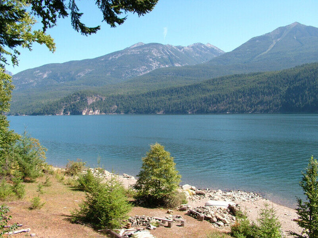 Kootenai Hideaway Lakefront Vacation Cabin - Kaslo in British Columbia - Image 2