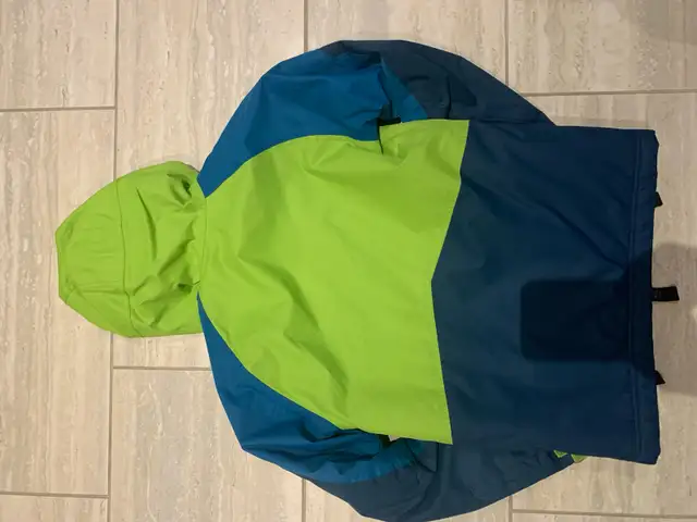 Kids size 10 ski jacket  in Kids & Youth in London - Image 3