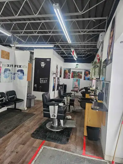 Louez cet espace de travail professionnel entièrement équipé pour coiffeurs et barbiers, parfait pou...