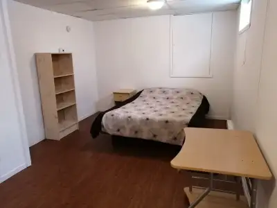 Chambre à louer, située au centre ville et près du CEGEP. Tout est compris, meubles, électroménager,...