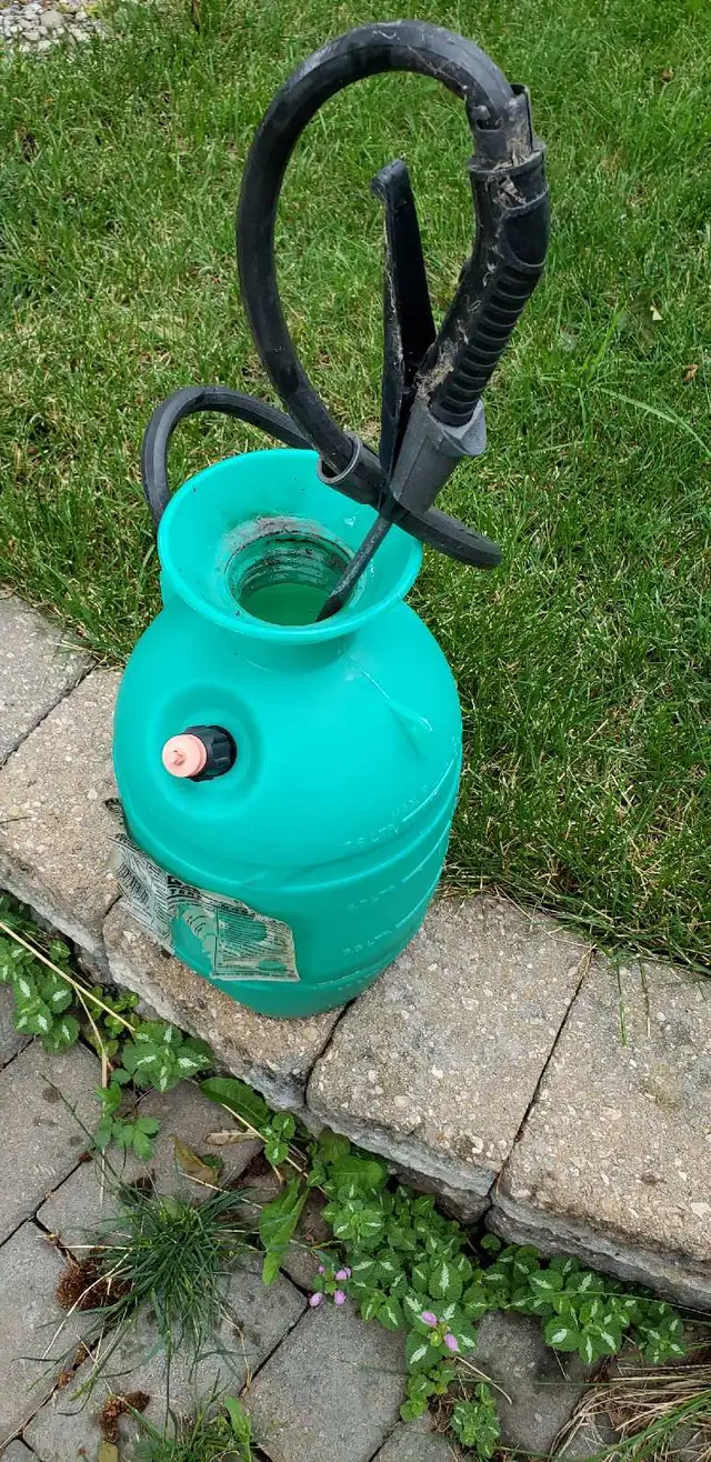Garden spray bottle for yard gilds 2 gallons63234629384065122