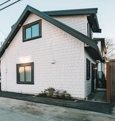 Looking for the perfect mix of comfort, style, and location? This standalone laneway home offers 830...