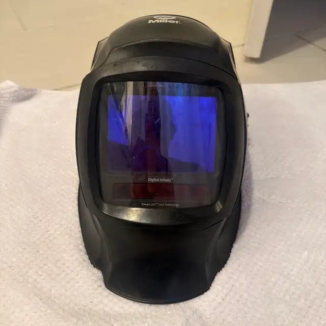 miller digital infinity welding helmet in Other Business & Industrial in Delta/Surrey/Langley - Image 3