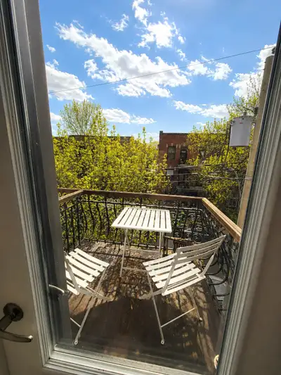 Bel appartement 3 1/2 entièrement meublé situé au 2072 rue Darling, dans le quartier Hochelaga. L’ap...