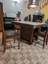 Table antique et 4 chaises assortis 
