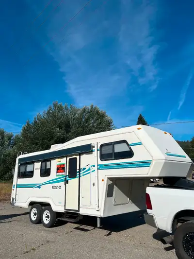New REMODEL 1999 Kodiak k22+2 Fifth wheel with gooseneck mod Reno’s- New flooring Full paint Square...