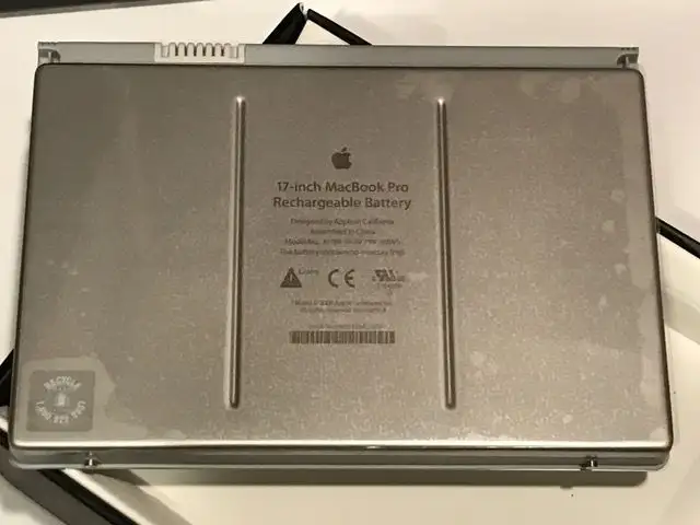 Genuine Apple MacBook Pro 17 Inch Rechargeable Battery in Laptop Accessories in Mississauga / Peel Region - Image 8