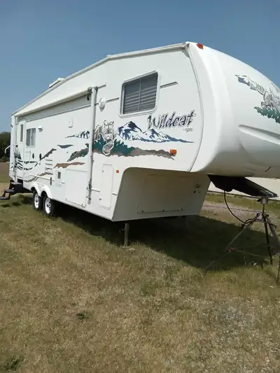 Great condition sleeps 4,giant slide,free standing dinette , couch makes into queen bed, 2 swivel ch...