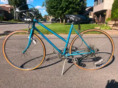 Vélo de route Tour du Québec 10 vitesses, roues 27 pouces, dérailleur arrière Shimano RS, dérailleur...