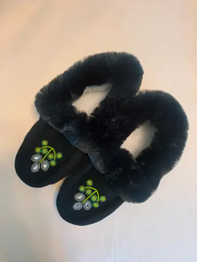 Condition: New! Tried on once. Materials: Genuine black leather, faux fur trim and fleece lining, be...