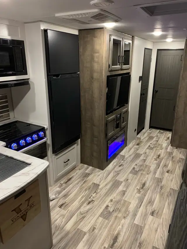 2021 Venture Rv Sporttrek Touring ST332VBH in Travel Trailers & Campers in Kingston - Image 5