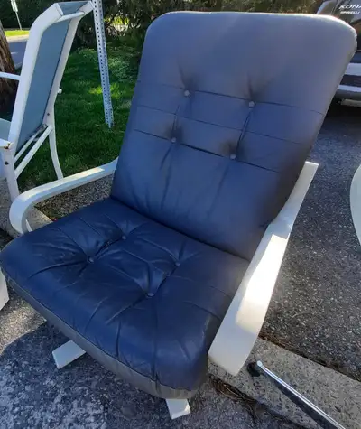 Fauteuil à donner, View more
