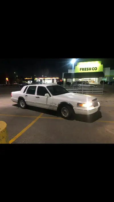 Up for sale is a 1996 Lincoln town car. She is one of the last of her kind. A full sized luxury seda...