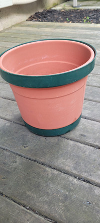 Plastic planter with built in drip tray 9" diameter 