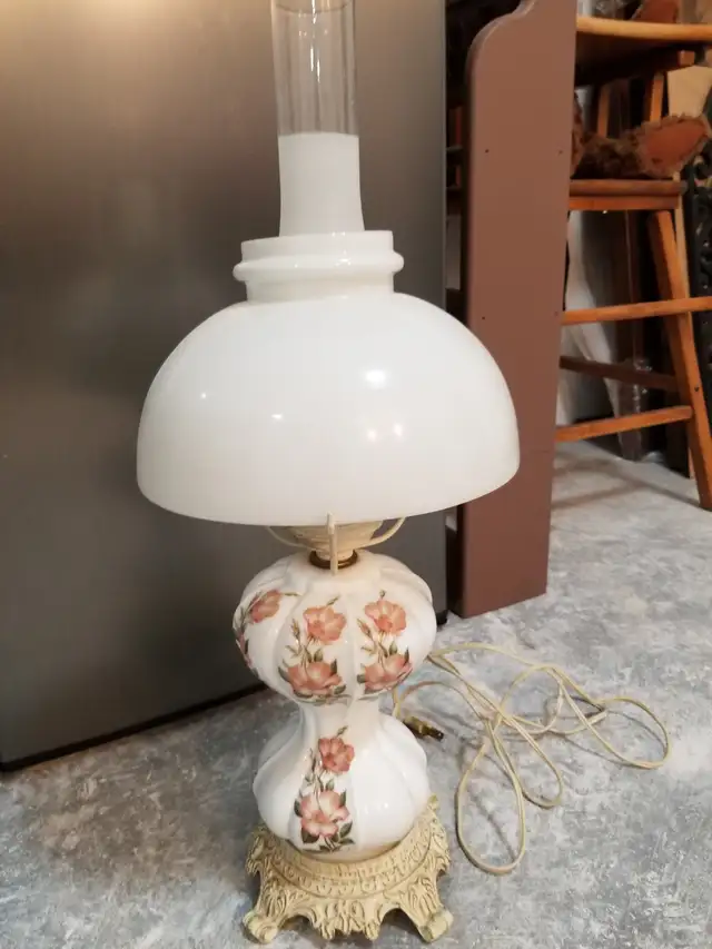 Table lamp in Indoor Lighting & Fans in Markham / York Region - Image 2