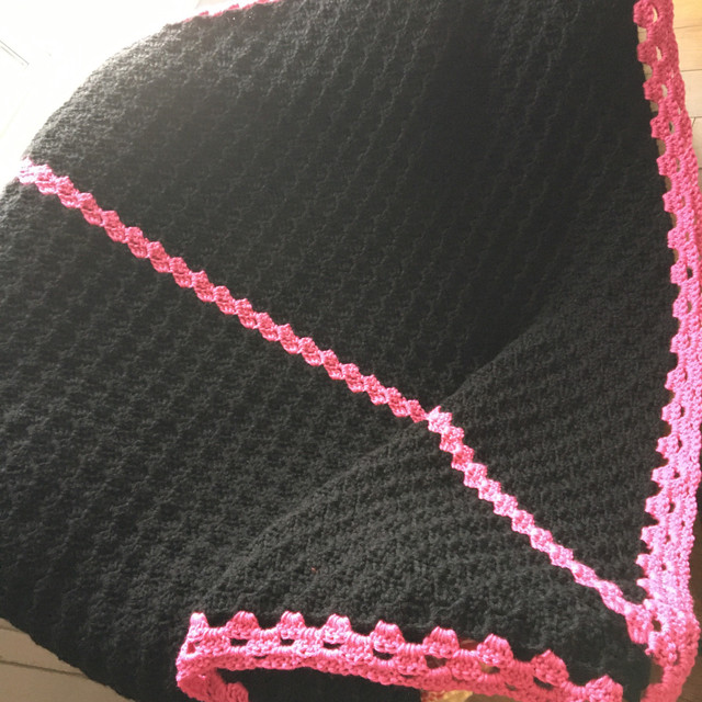 Black ‘n Pink Blanket in Hobbies & Crafts in La Ronge - Image 2
